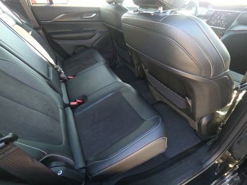 Used 2023 Jeep Grand Cherokee Altitude RWD image 28