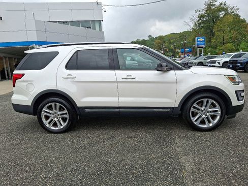 Used 2017 Ford Explorer XLT w/ Equipment Group 202A image 7