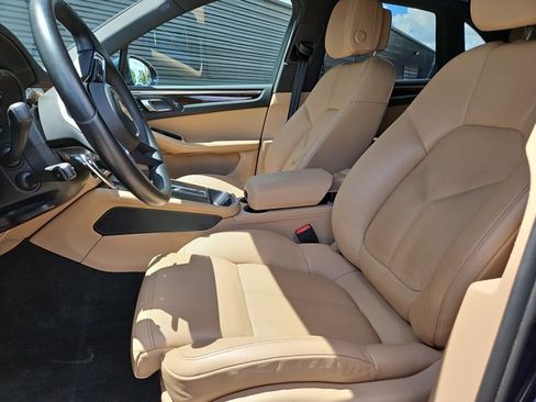 Certified 2023 Porsche Macan AWD/4WD image 5
