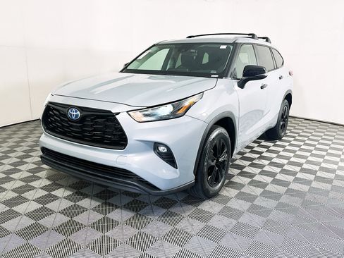 Used 2024 Toyota Highlander LE FWD image 7