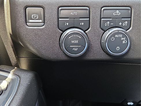Used 2023 Chevrolet Silverado 1500 LT AWD/4WD image 19