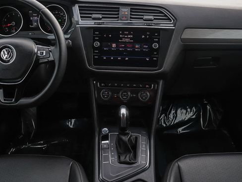 Used 2020 Volkswagen Tiguan SE w/ Panoramic Sunroof Package image 16