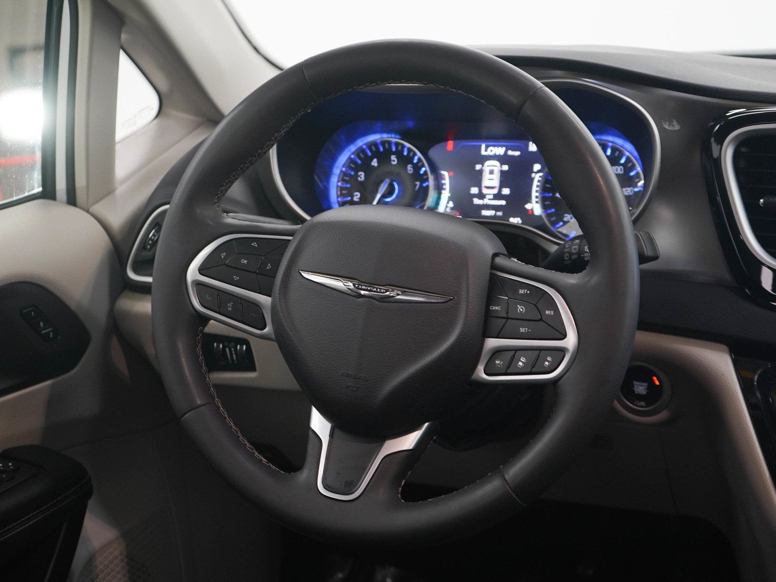 Used 2023 Chrysler Pacifica Touring-L FWD image 26
