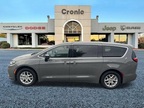 Used 2025 Chrysler Pacifica Select FWD image 6