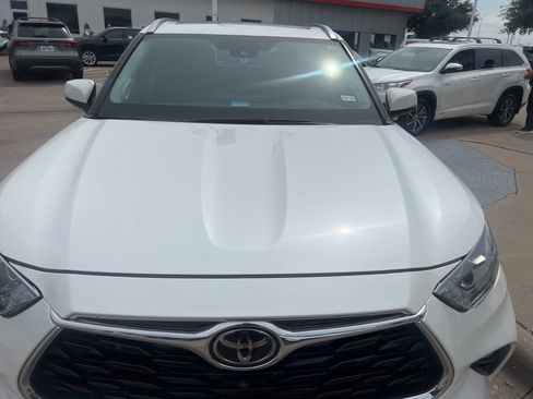 Used 2021 Toyota Highlander Platinum FWD image 3