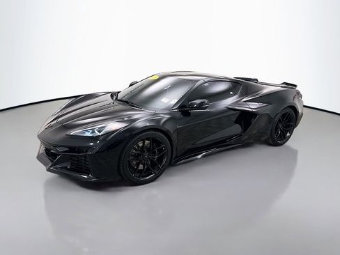 Used 2025 Chevrolet Corvette Z06 RWD image 3