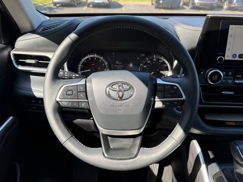 Used 2026 Toyota Highlander XLE AWD/4WD image 12