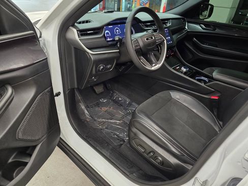 Used 2023 Jeep Grand Cherokee L Laredo image 15