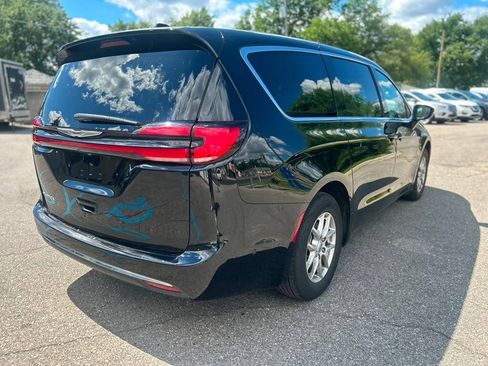 Used 2025 Chrysler Pacifica Select FWD image 5