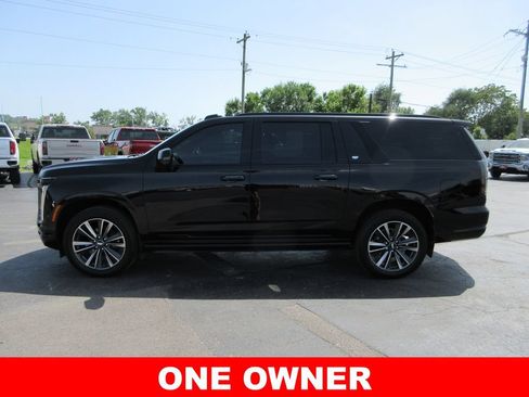 Certified 2026 Cadillac Escalade ESV Sport w/ Touring Package AWD/4WD image 8
