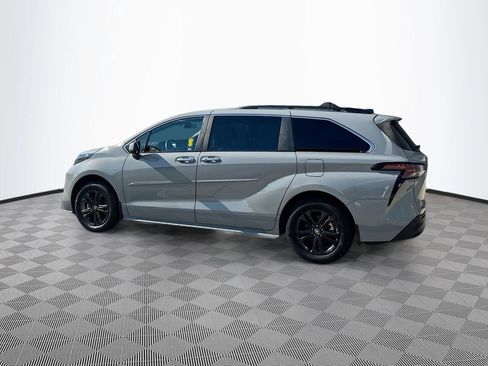 Used 2024 Toyota Sienna XLE Woodland Edition image 7