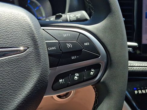Used 2023 Chrysler Pacifica Touring-L FWD image 22