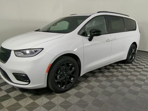 New 2026 Chrysler Pacifica Select w/ S Appearance Package image 9