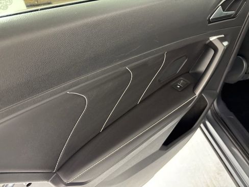 Used 2024 Volkswagen Tiguan SE image 19