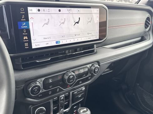 Used 2024 Jeep Wrangler Rubicon image 19