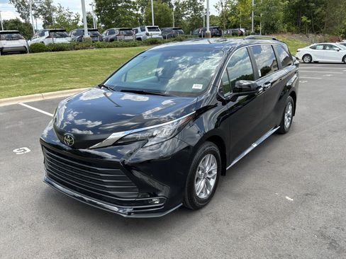 Used 2026 Toyota Sienna XLE FWD image 5