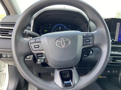 Used 2025 Toyota Camry LE image 34