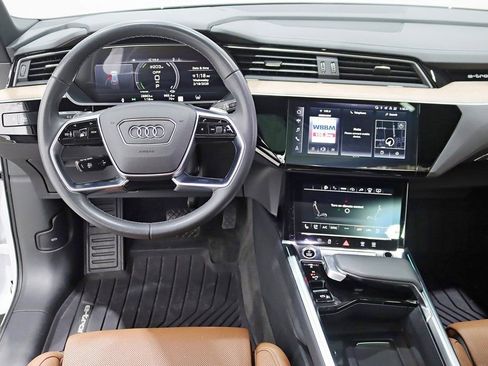 Used 2024 Audi Q8 e-tron Prestige image 13