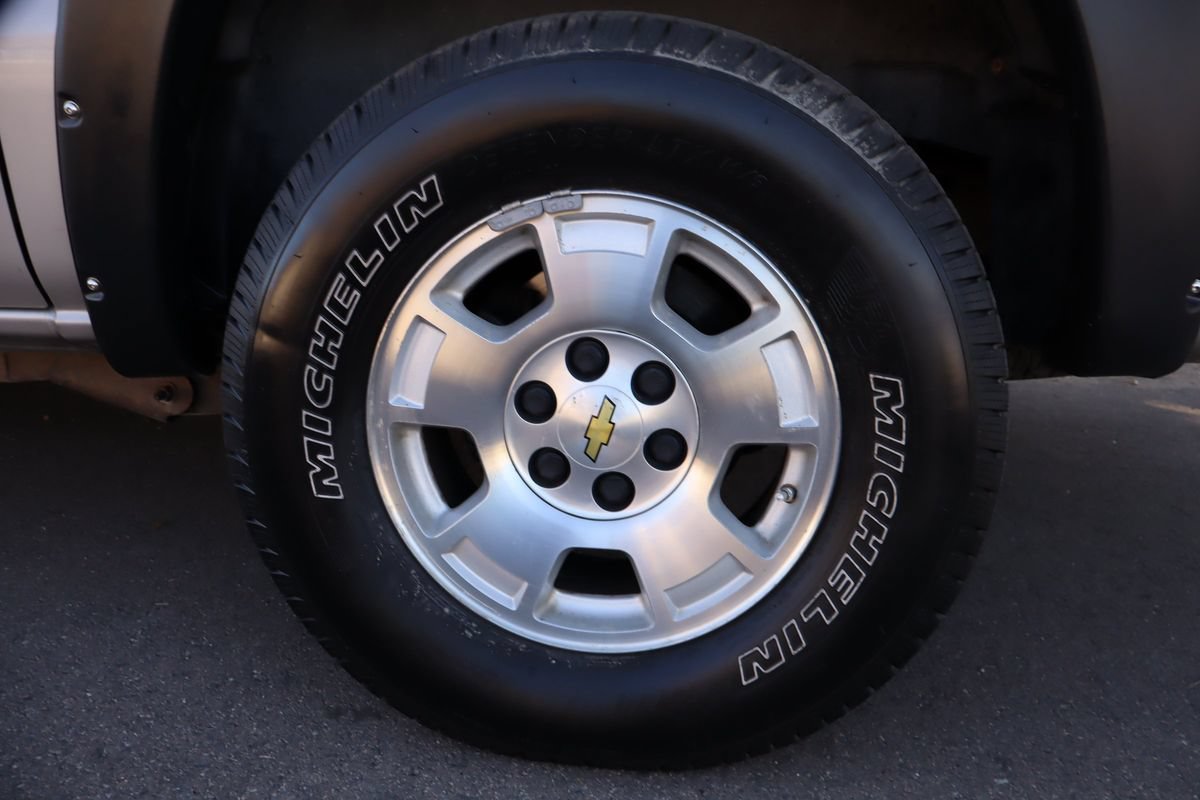 Used 2004 Chevrolet Suburban LS w/ Preferred Equipment Group AWD/4WD image 39