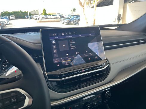 Used 2025 Jeep Compass Limited image 17