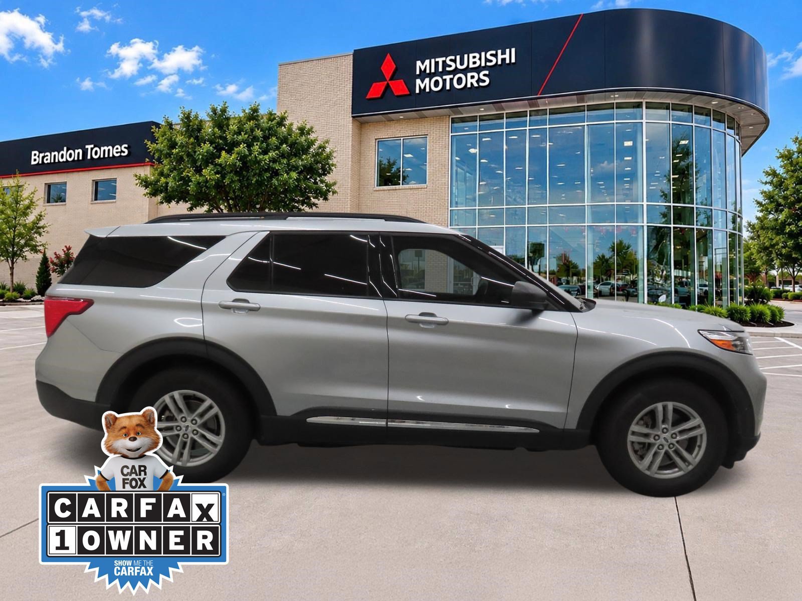 Used 2024 Ford Explorer XLT RWD image 2