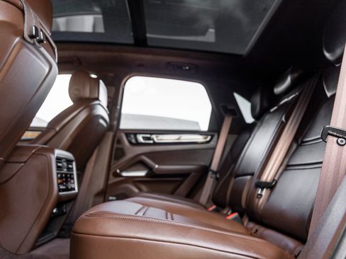 Certified 2023 Porsche Cayenne Turbo AWD/4WD image 36