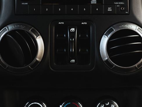 Used 2018 Jeep Wrangler Unlimited Sport S image 35