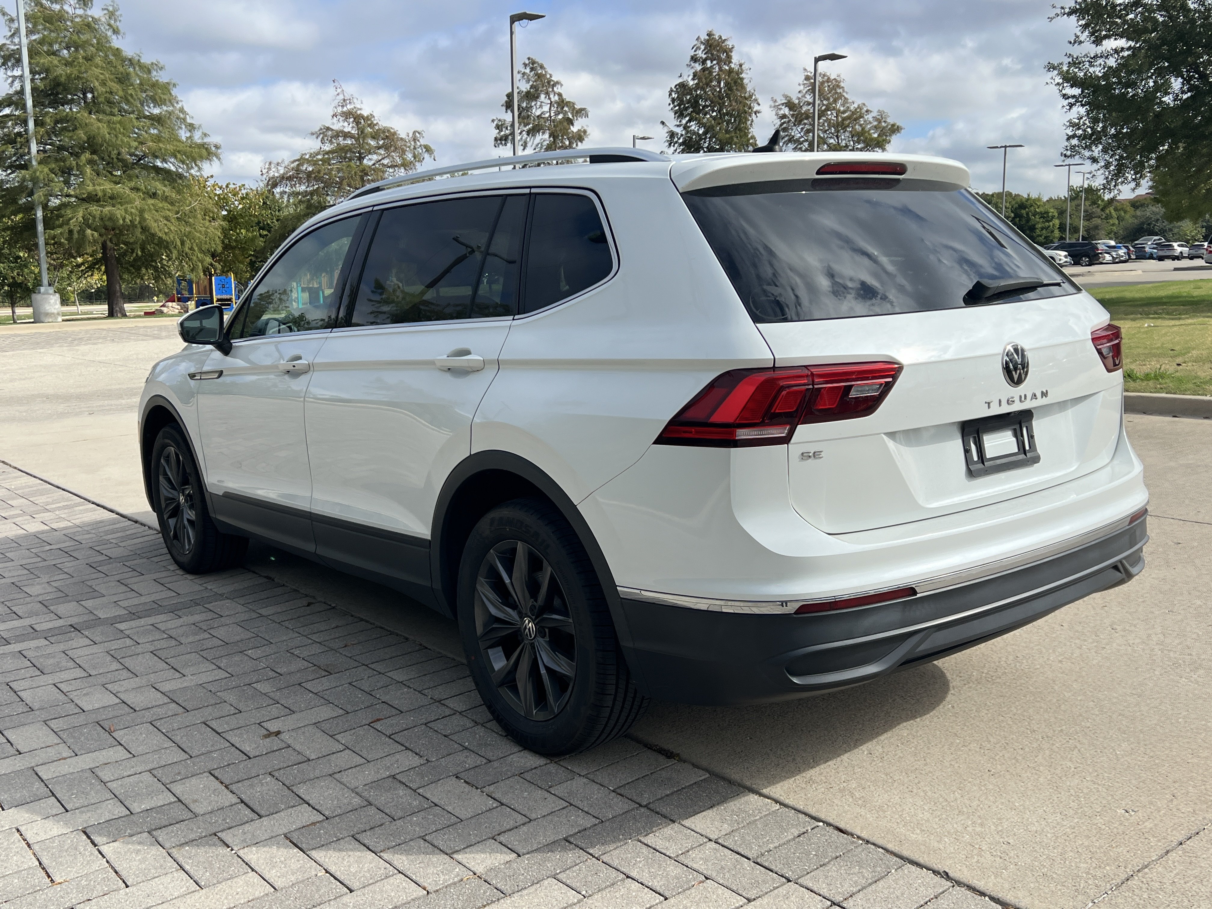 Used 2023 Volkswagen Tiguan SE w/ Panoramic Sunroof Package FWD image 7
