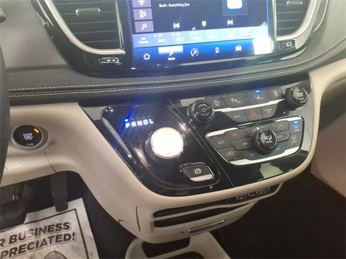 Used 2022 Chrysler Pacifica Touring-L image 21