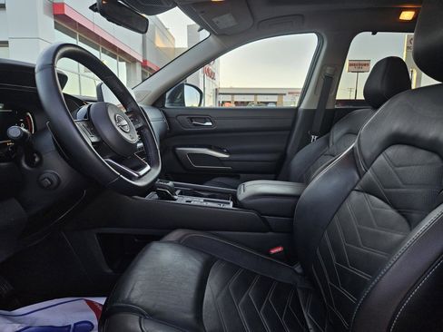 Used 2024 Nissan Pathfinder Platinum image 11
