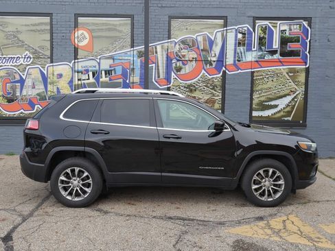 Used 2019 Jeep Cherokee Latitude Plus w/ Cold Weather Group AWD/4WD image 25