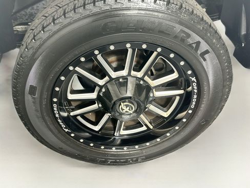 Used 2018 Nissan Titan SV w/ SV Convenience Package AWD/4WD image 11
