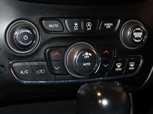 Used 2022 Jeep Cherokee Trailhawk w/ Trailer Tow Group image 43