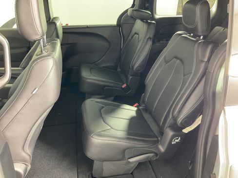 New 2026 Chrysler Voyager LX image 9