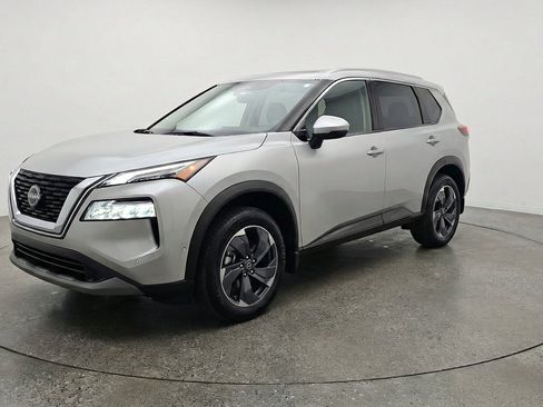 Used 2025 Nissan Rogue SV FWD image 3
