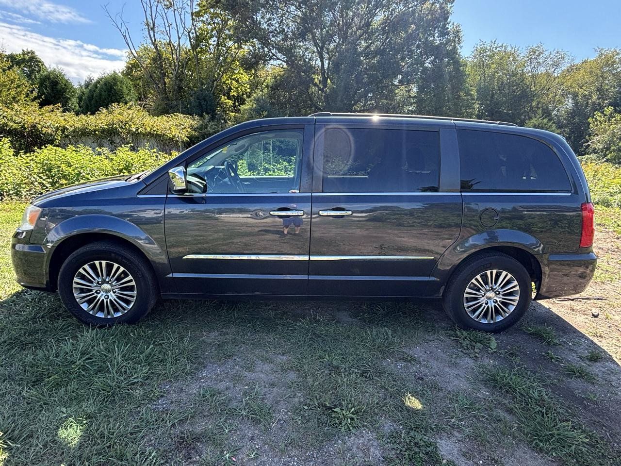 Used 2014 Chrysler Town & Country Touring-L w/ Driver Convenience Group FWD image 8