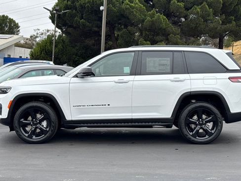 New 2025 Jeep Grand Cherokee Limited w/ Luxury Tech Group II image 8