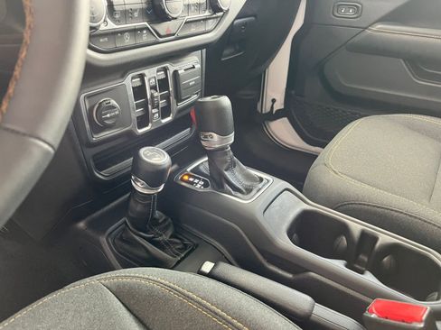 Used 2025 Jeep Wrangler Sahara image 41