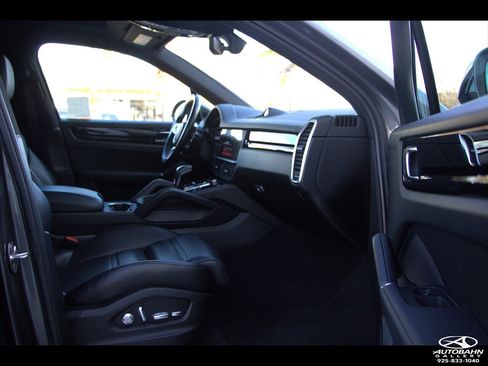 Used 2020 Porsche Cayenne E-Hybrid w/ Premium Plus Package image 38