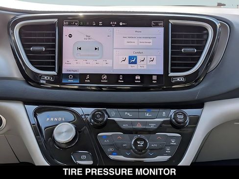Used 2023 Chrysler Pacifica Touring-L FWD image 17