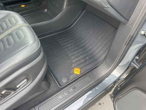 Used 2025 Rivian R1S Adventure image 9