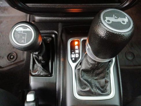 Used 2018 Jeep Wrangler Sport AWD/4WD image 16