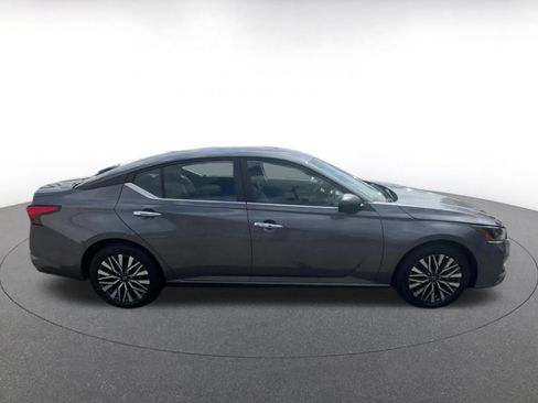Used 2025 Nissan Altima 2.5 SV FWD image 16