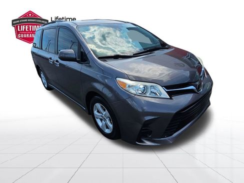 Used 2020 Toyota Sienna LE w/ LE Preferred Package FWD image 6