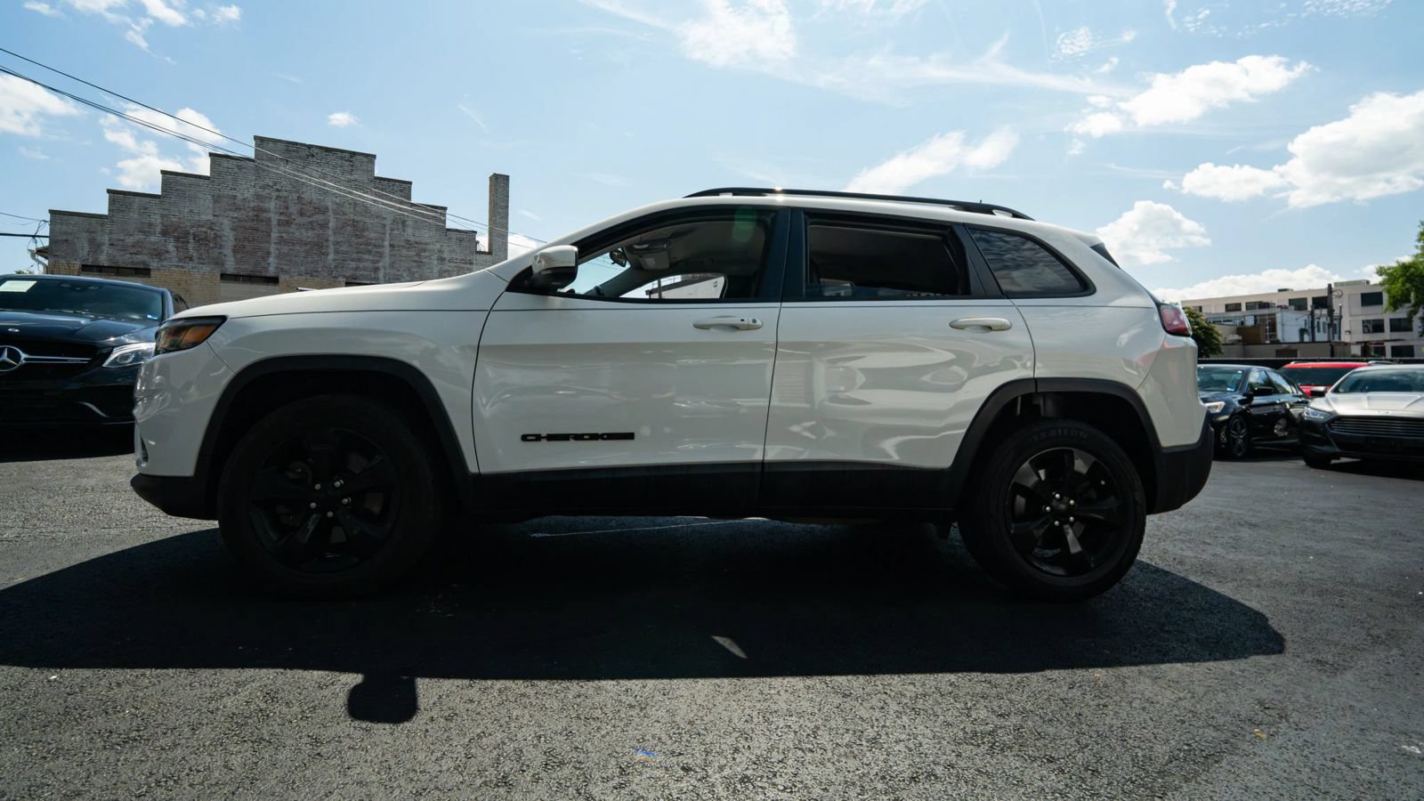 Used 2019 Jeep Cherokee Latitude Plus AWD/4WD image 7