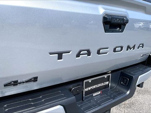 Used 2025 Toyota Tacoma TRD Sport AWD/4WD image 9