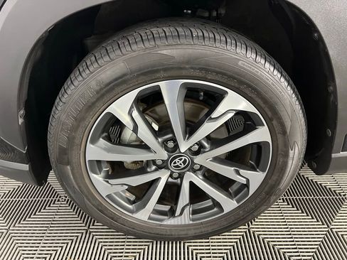 Used 2022 Toyota Corolla Cross XLE w/ Convenience Package image 12