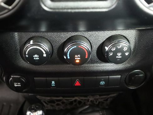 Used 2015 Jeep Wrangler Rubicon w/ Connectivity Group AWD/4WD image 37