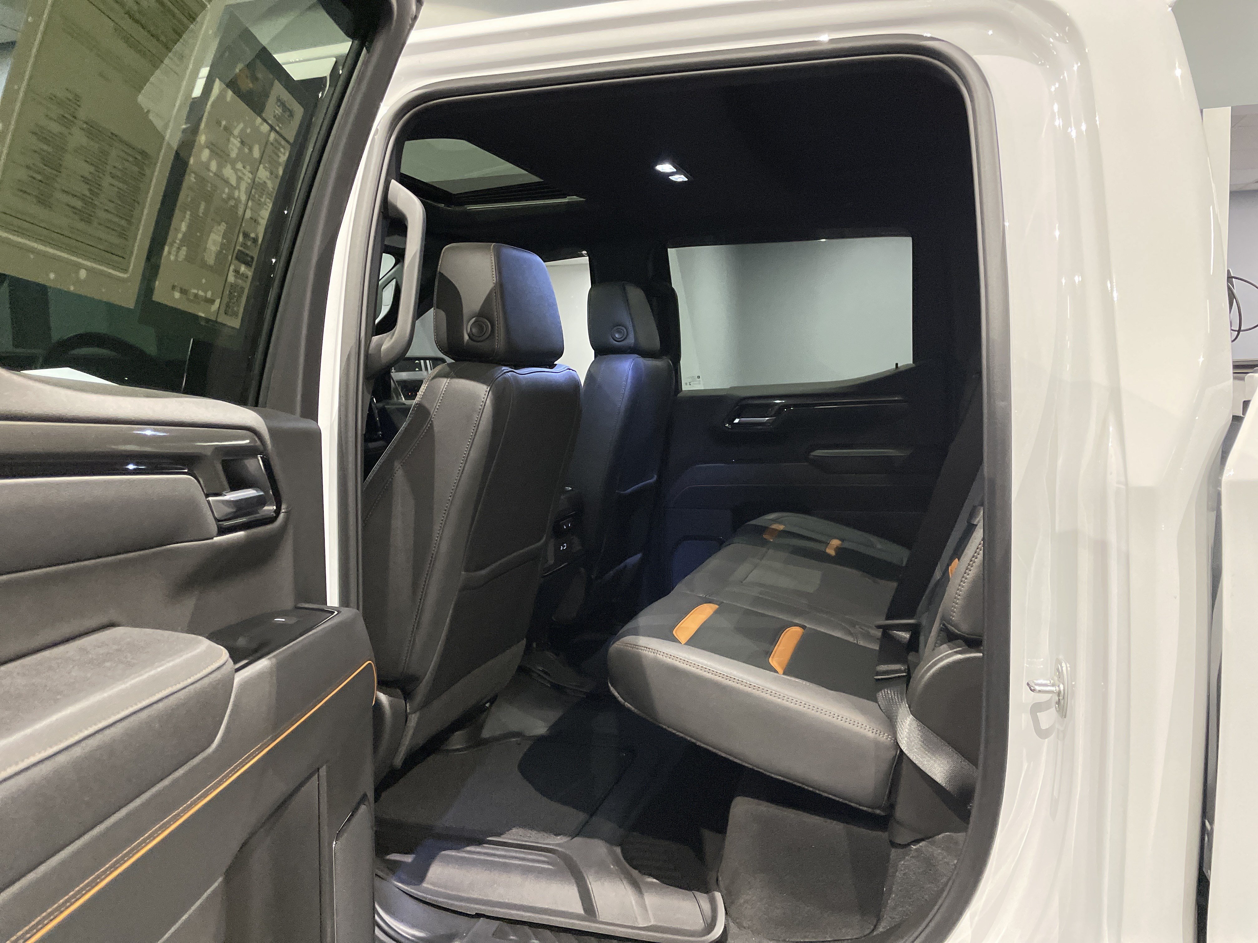 Used 2025 GMC Sierra 1500 AT4 w/ AT4 Premium Package AWD/4WD image 38