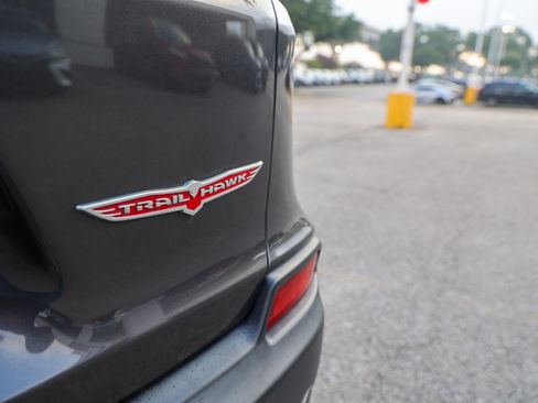 Used 2022 Jeep Cherokee Trailhawk AWD/4WD image 14